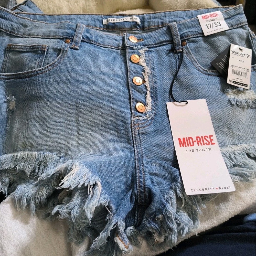 Celebrity Pink NWT Sz 17/33 The Sugar Mid-Rise Light Wash Denim Cut-Off Shorts